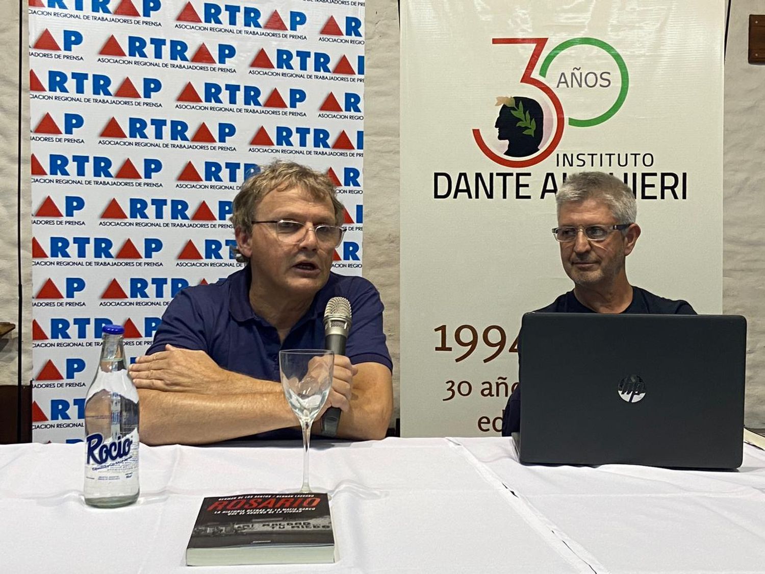 Mauro Camillato y Hernán Lascano en el inicio de la presentación del libro en la sala Castalia de la Biblioteca Popular "Florentino Ameghino".