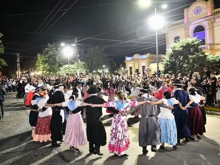 Formosa celebra el 25 de Mayo: acto en el Mástil
y Gato Patriótico con más de 600 bailarines