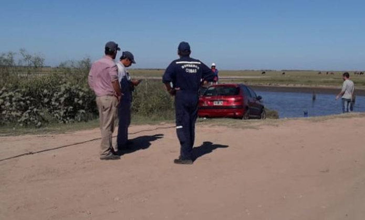 Automóvil cayó al agua tres despiste en camino vecinal