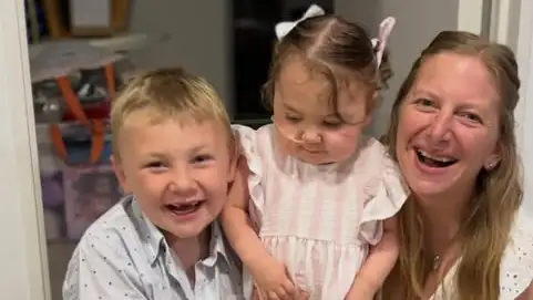 Inés Socobehere, junto a su madre Julia Fuentes y su hermano Bautista.