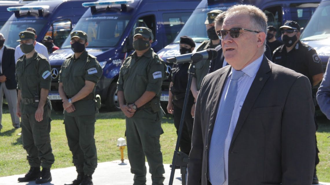 Entregaron nuevos minibuses y camionetas a la Policía de Santa Fe