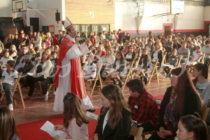 Confirmación masiva con la presencia del obispo Mestre
