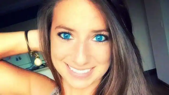 Detienen a profesora acusada de haber tenido sexo con tres alumnos