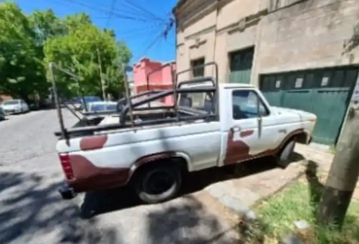 Aprehendieron a dos personas tras el robo de una camioneta en la zona de Ruta 226