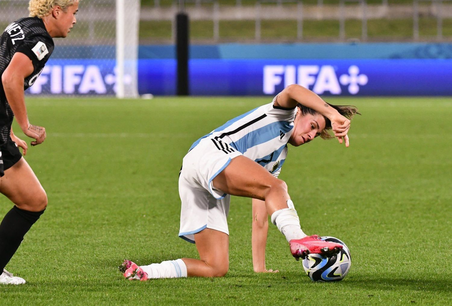 La tandilense Romina Núñez, en contacto con el balón.