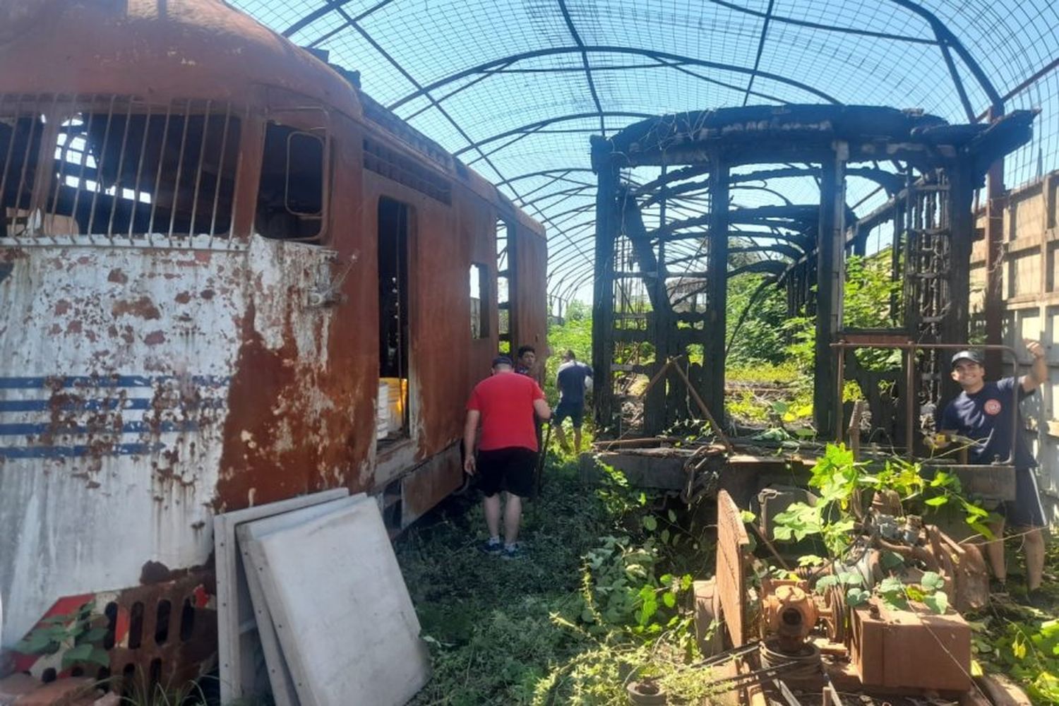 Se realizan tareas de limpieza en el predio del Ferrocarril Belgrano, en el sector donde podrían instalarse Bomberos Voluntarios