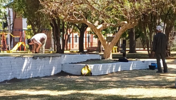 Plaza Martín Fierro: comenzaron tareas de mantenimiento y reparación