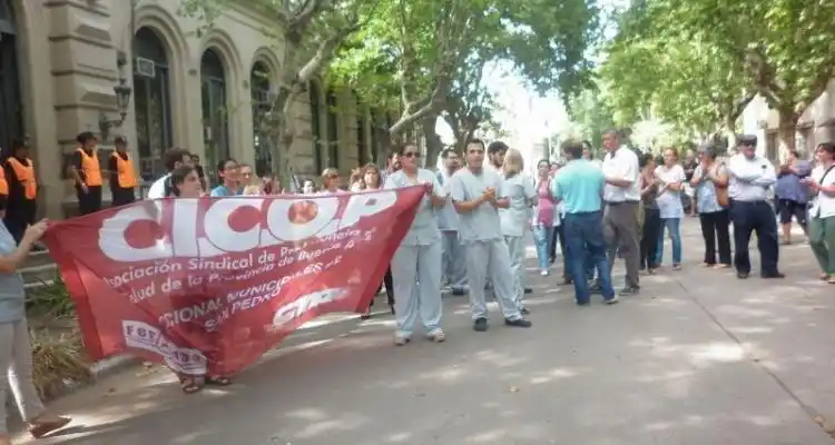 Los médicos continuarán con el paro hasta que depositen las guardias
