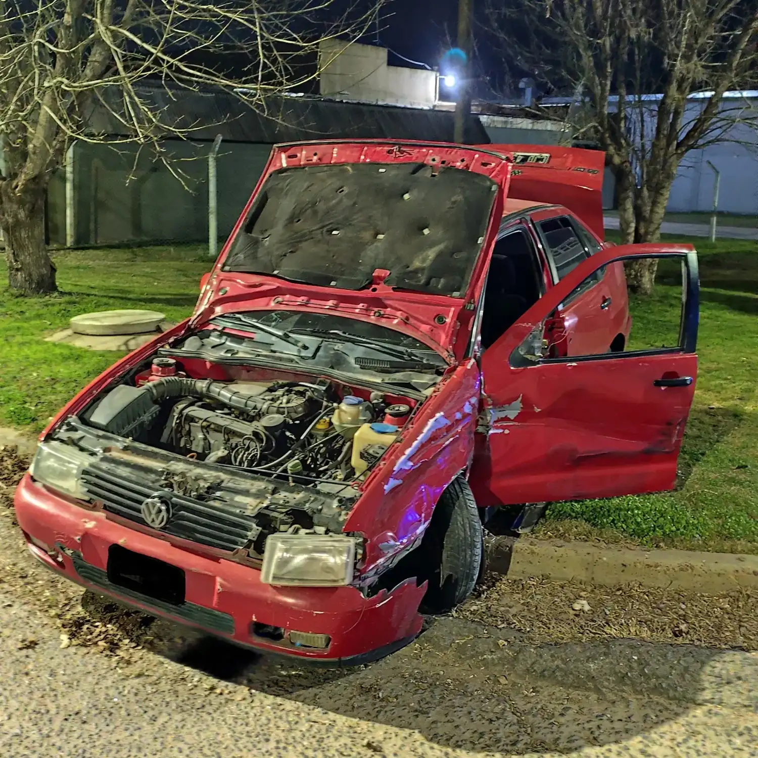 Robaron un auto en Crespo, chocaron un camión durante la fuga y escaparon a pie