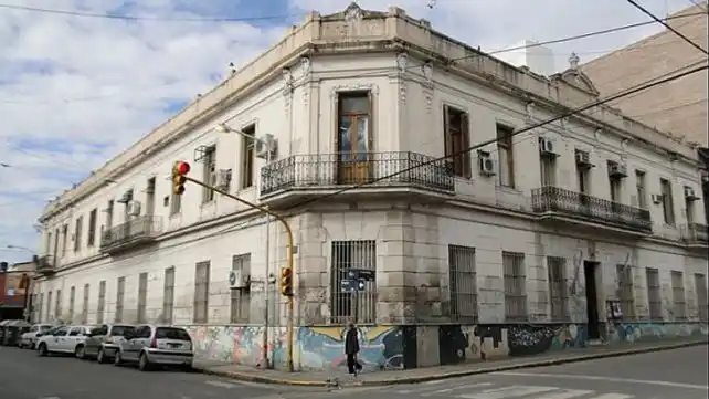 Encontraron a un bebé desnudo deambulando por la calle