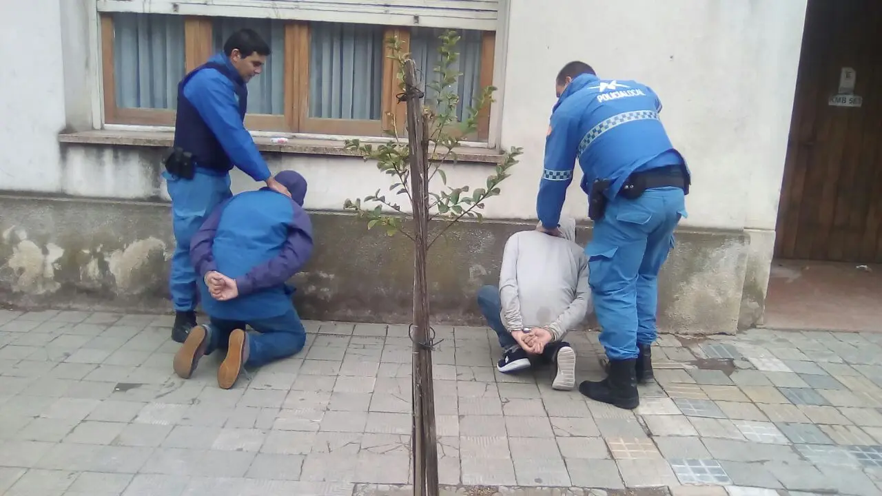 Corrió a dos individuos que le robaron en su negocio del centro