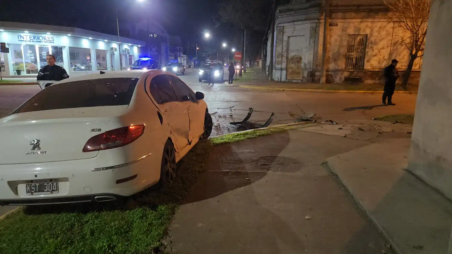 Accidente de transito choque patrullero policia auto ambulancia noche urgente - 4