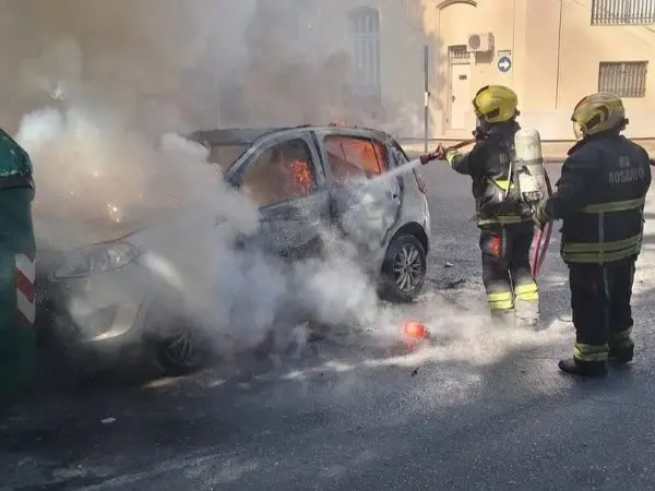 Un auto se incendió en el centro de Rosario: el dueño del vehículo sufrió quemaduras