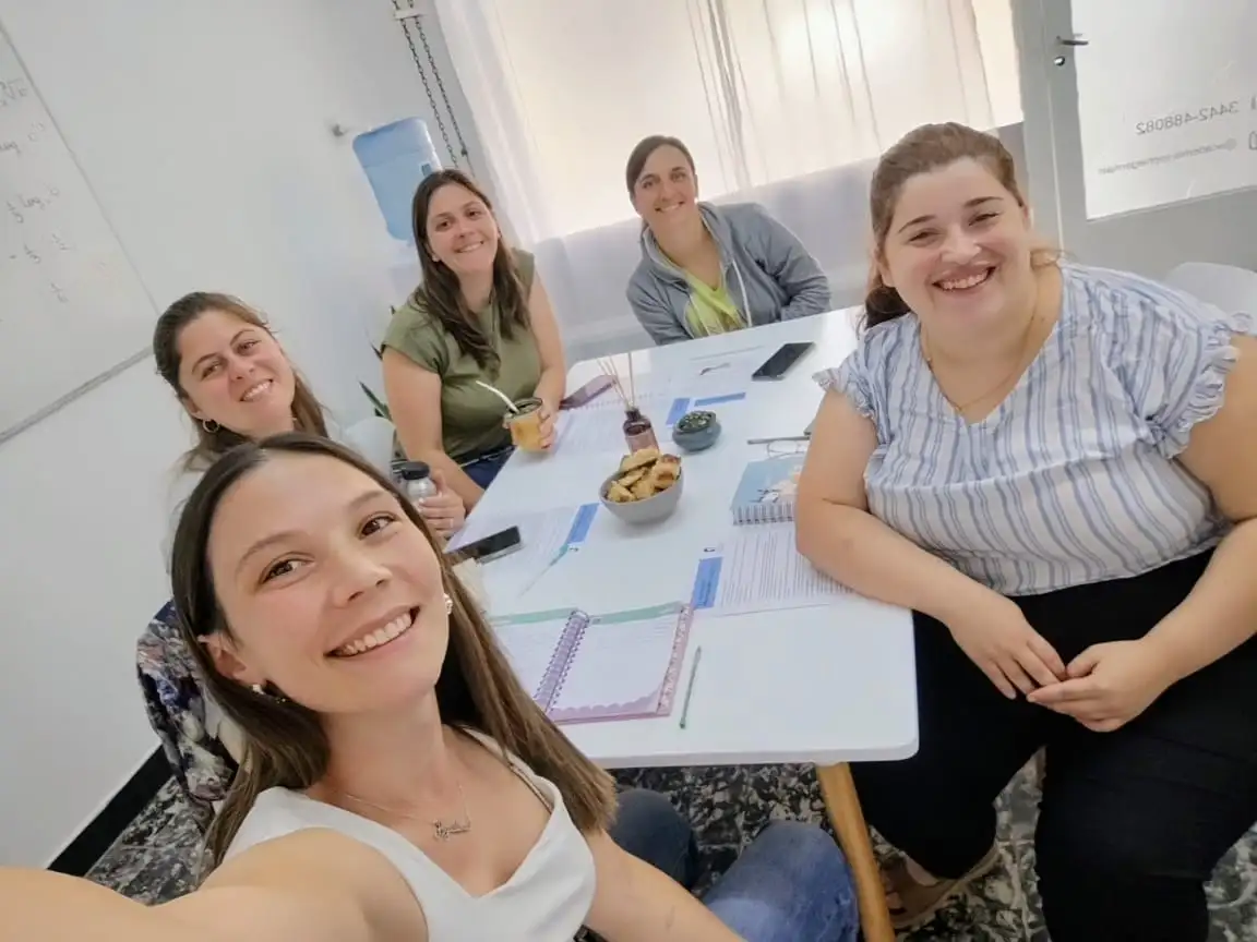 Agustina Brutti, en primer plano, junto al staff de docentes de la academia.