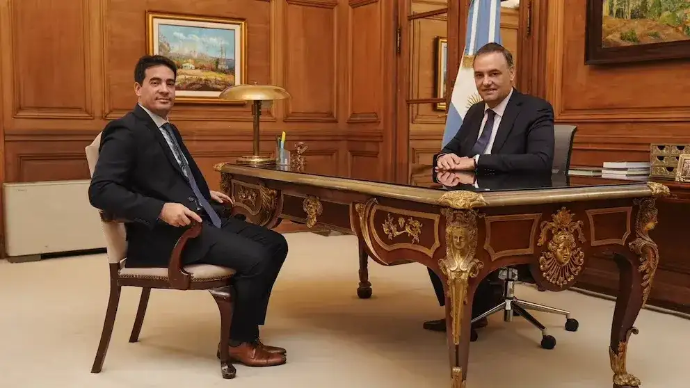 El jefe de Gabinete, Manuel Adorni, junto al vocero presidencial, Adrián Ravier, en Casa Rosada