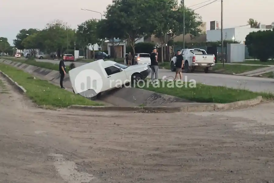 Maniobra desafortunada terminó con un coche utilitario en el canal de desagüe