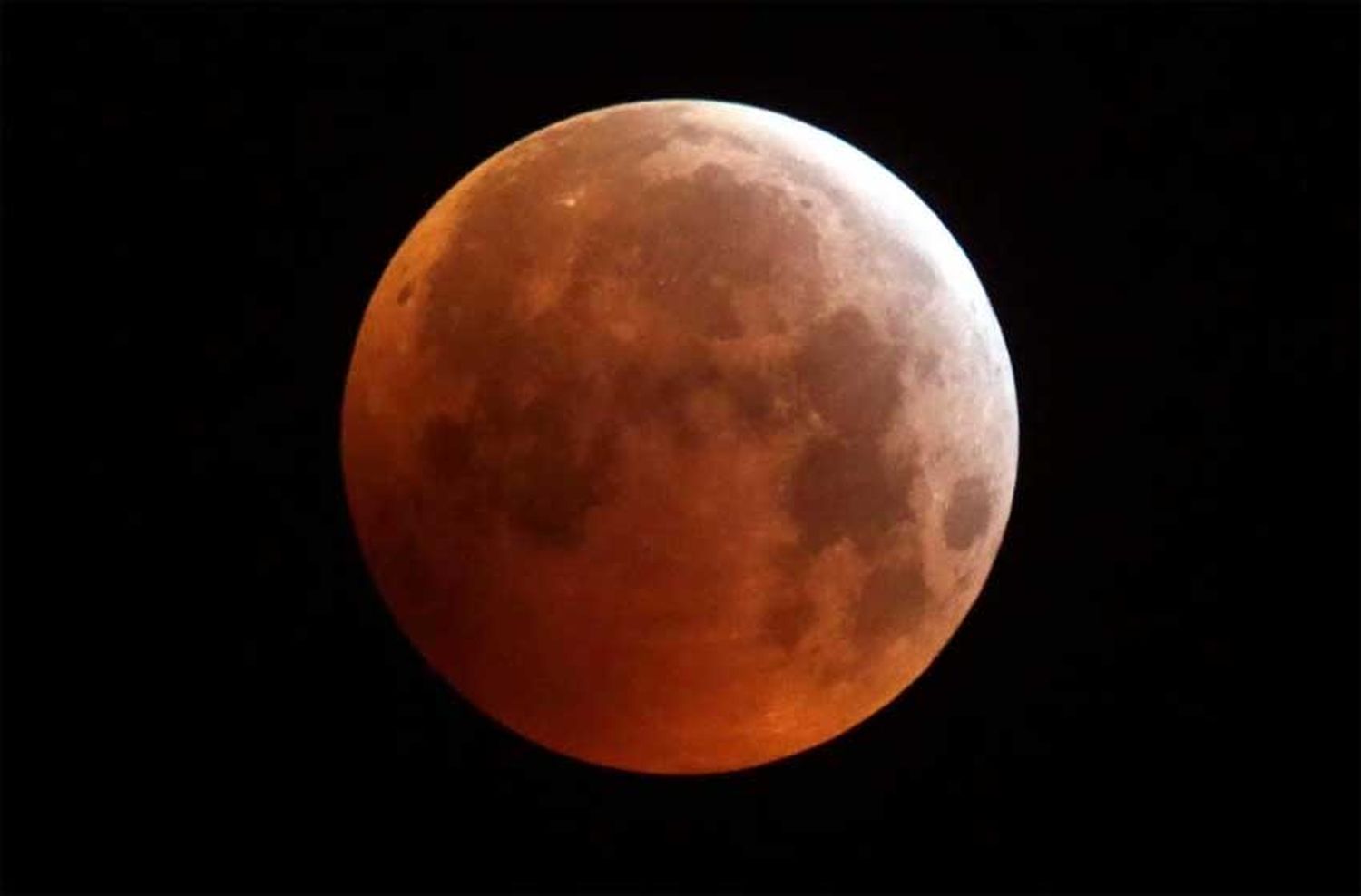 Un meteorito se estrelló contra la Luna y dejó un gran cráter