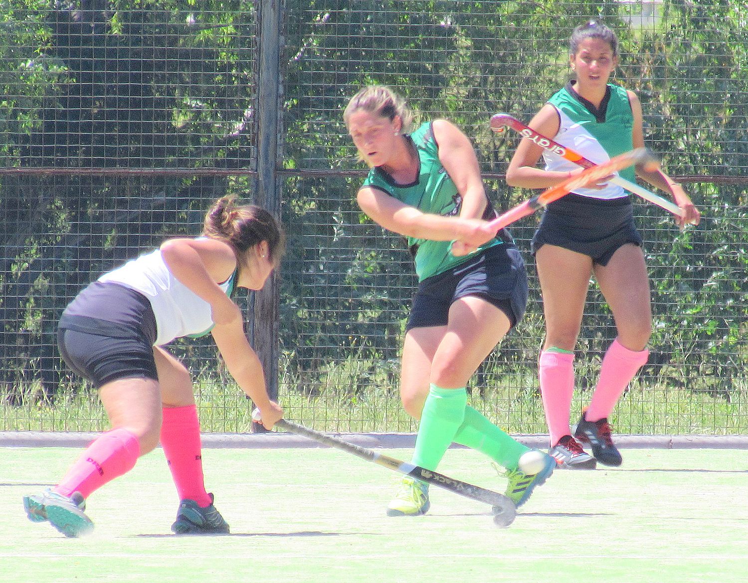 Intensa actividad de hockey en la cancha Municipal