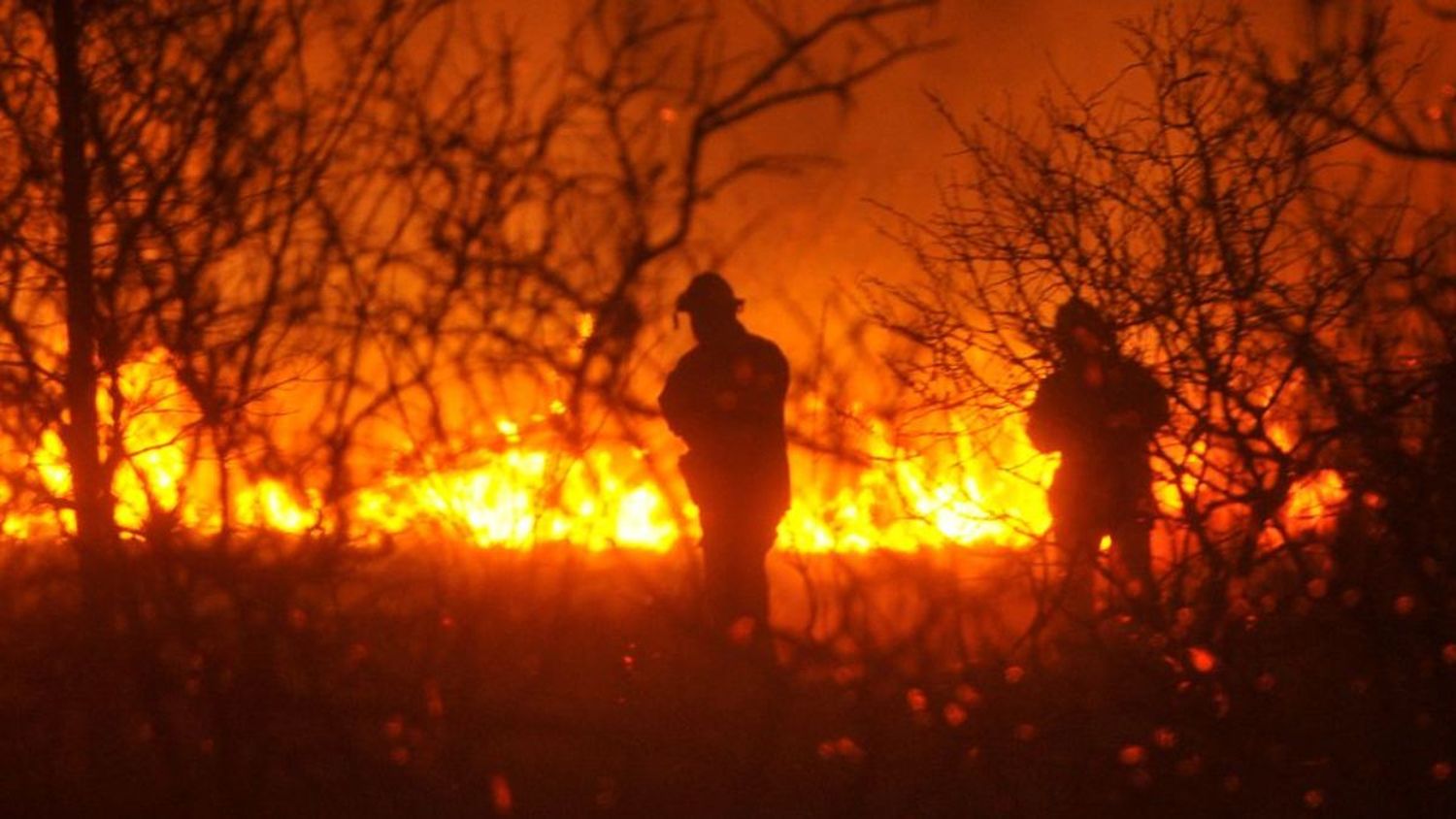 Bomberos combaten un incendio en la localidad cordobesa Malagueño