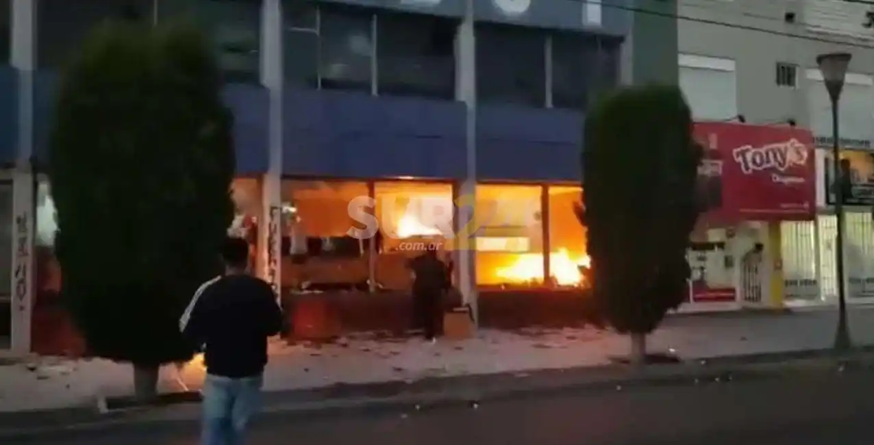 Trelew: manifestantes incendiaron el diario El Chubut