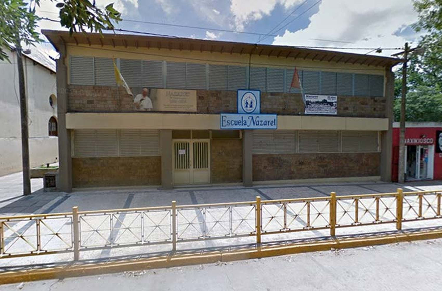 Robaron y vandalizaron una escuela: escribieron en las paredes con materia fecal