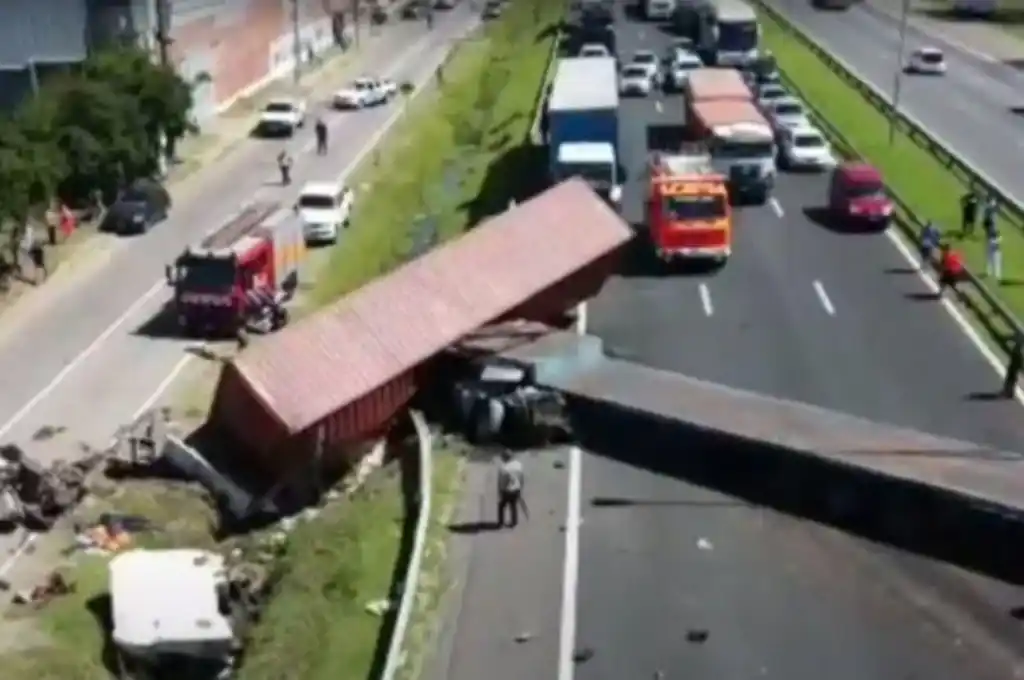 Volcó camión que transportaba cervezas y fue saqueado en minutos