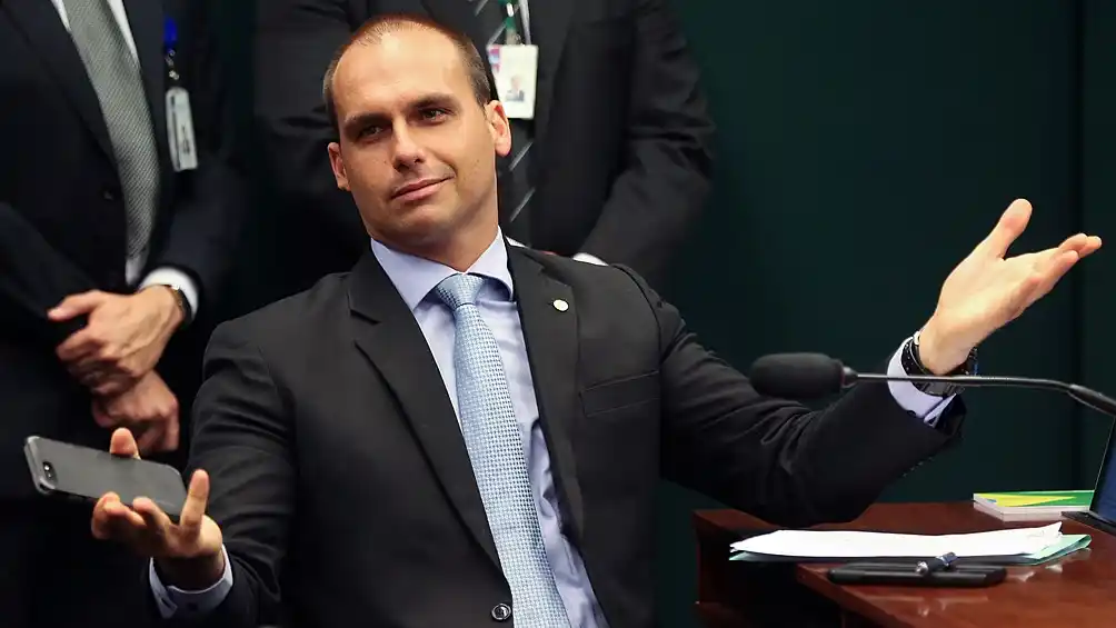 El hijo de Bolsonaro tiene coronavirus