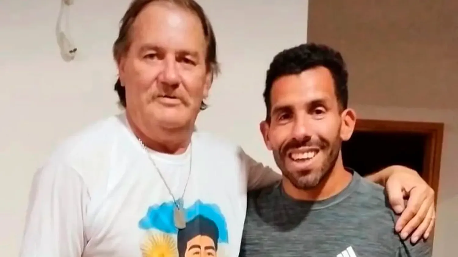 Carlos Tévez visitó a la familia de Lucio Dupuy mientras el abuelo y el padre del niño acompañaban a la familia de Fernando Báez Sosa en Dolores