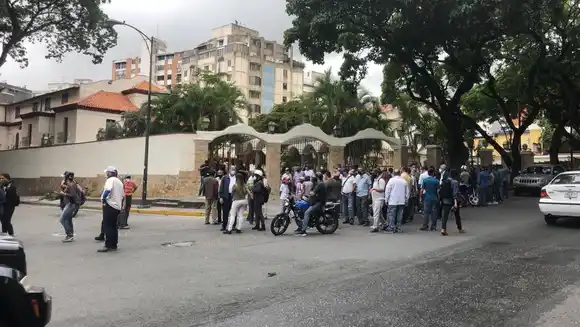 COLECTIVOS violentos: a tiros sacaron a la prensa de la sede de AD