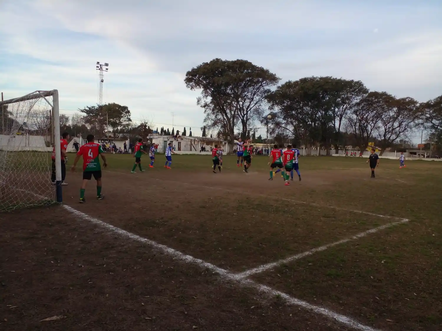 Fútbol local: El amistoso entre Agricultores y Defensores Unidos terminó con violencia