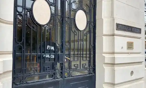 Pigüé: Tensa protesta y paro de trabajadores municipales