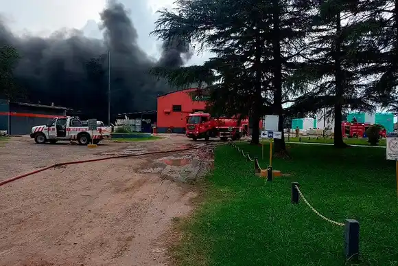 Pérdidas totales: se incendió completamente una fábrica de pintura del Sur de Santa Fe