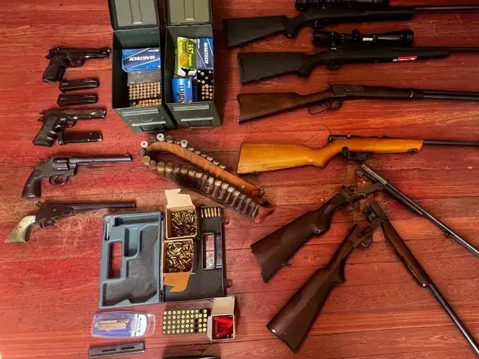 Allanaron a un militar retirado por amenazas a una vecina: hallaron un arsenal