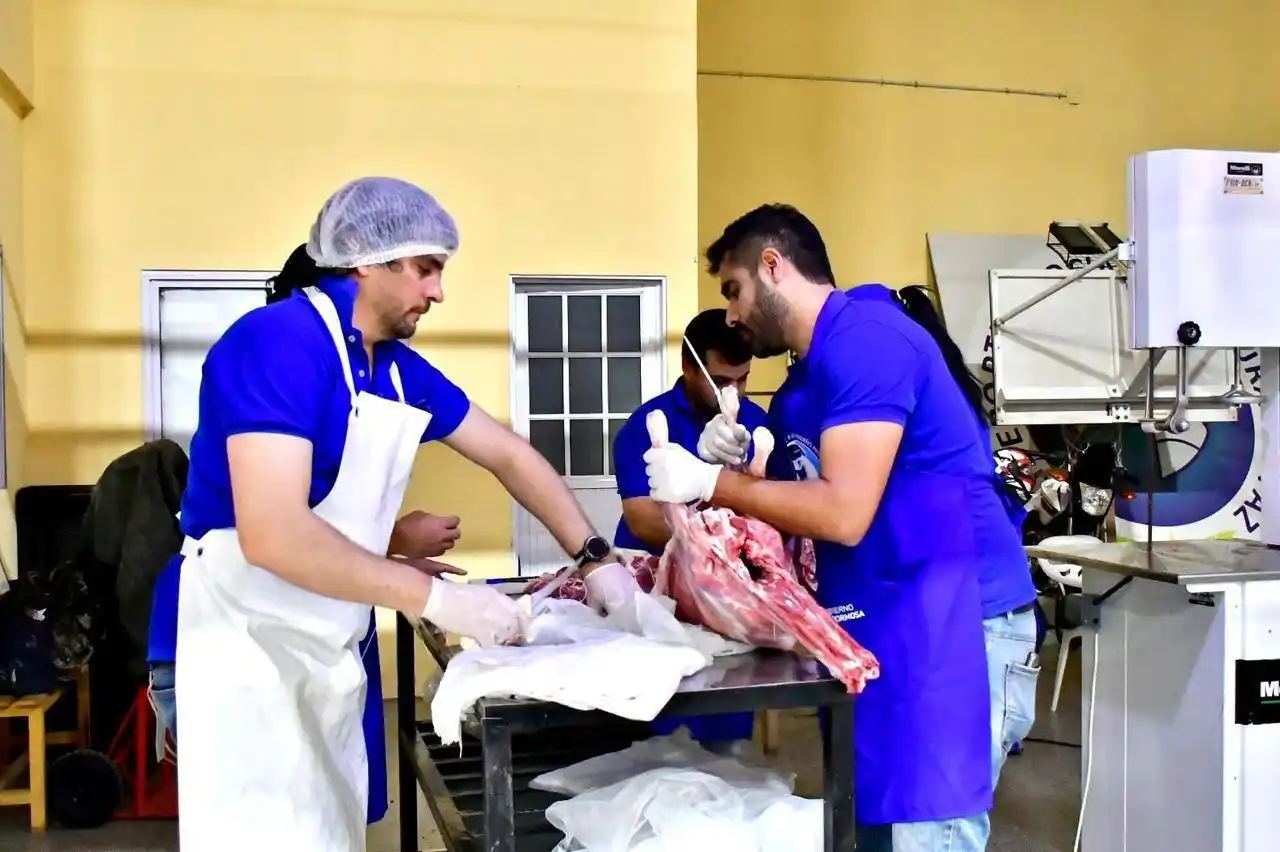 Exitosa venta de cabritos en el Polideportivo del barrio La Paz