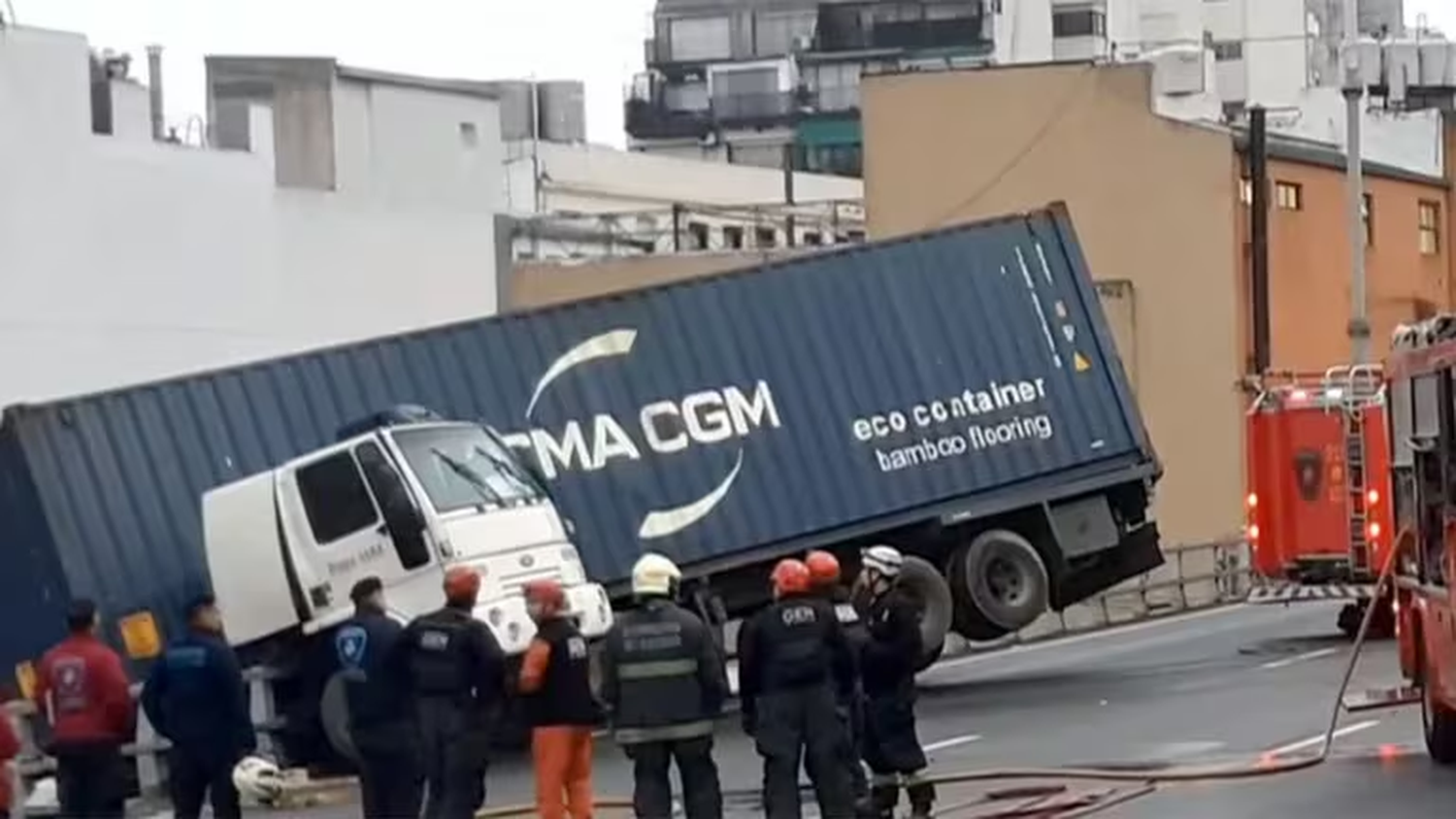 Milagro en la 25 de mayo: se accidentó un camión y quedó colgando de la autopista