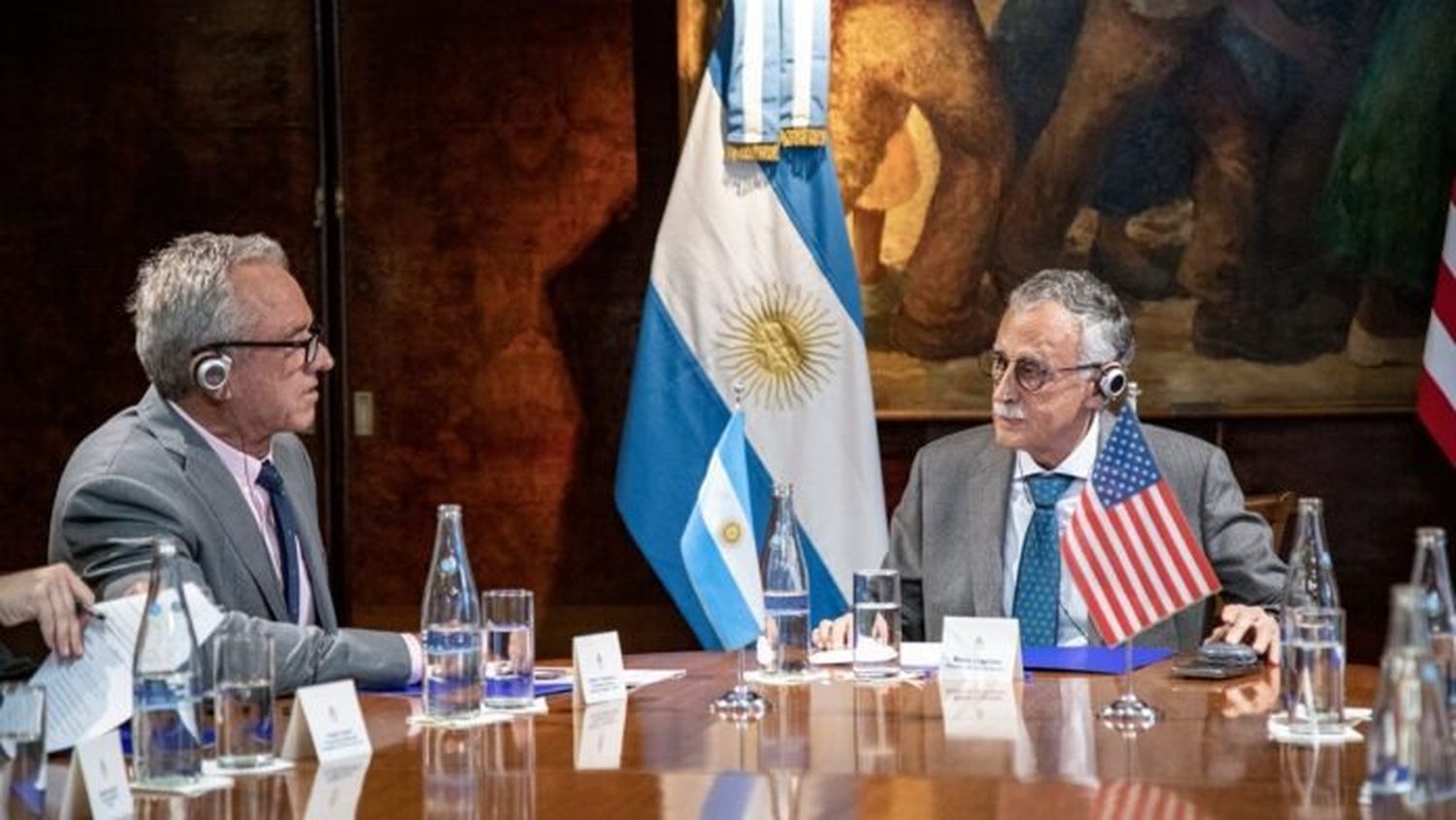 El secretario de Salud de EE.UU., Robert F. Kennedy Jr., y el ministro de Salud de la Nación, Mario Lugones.