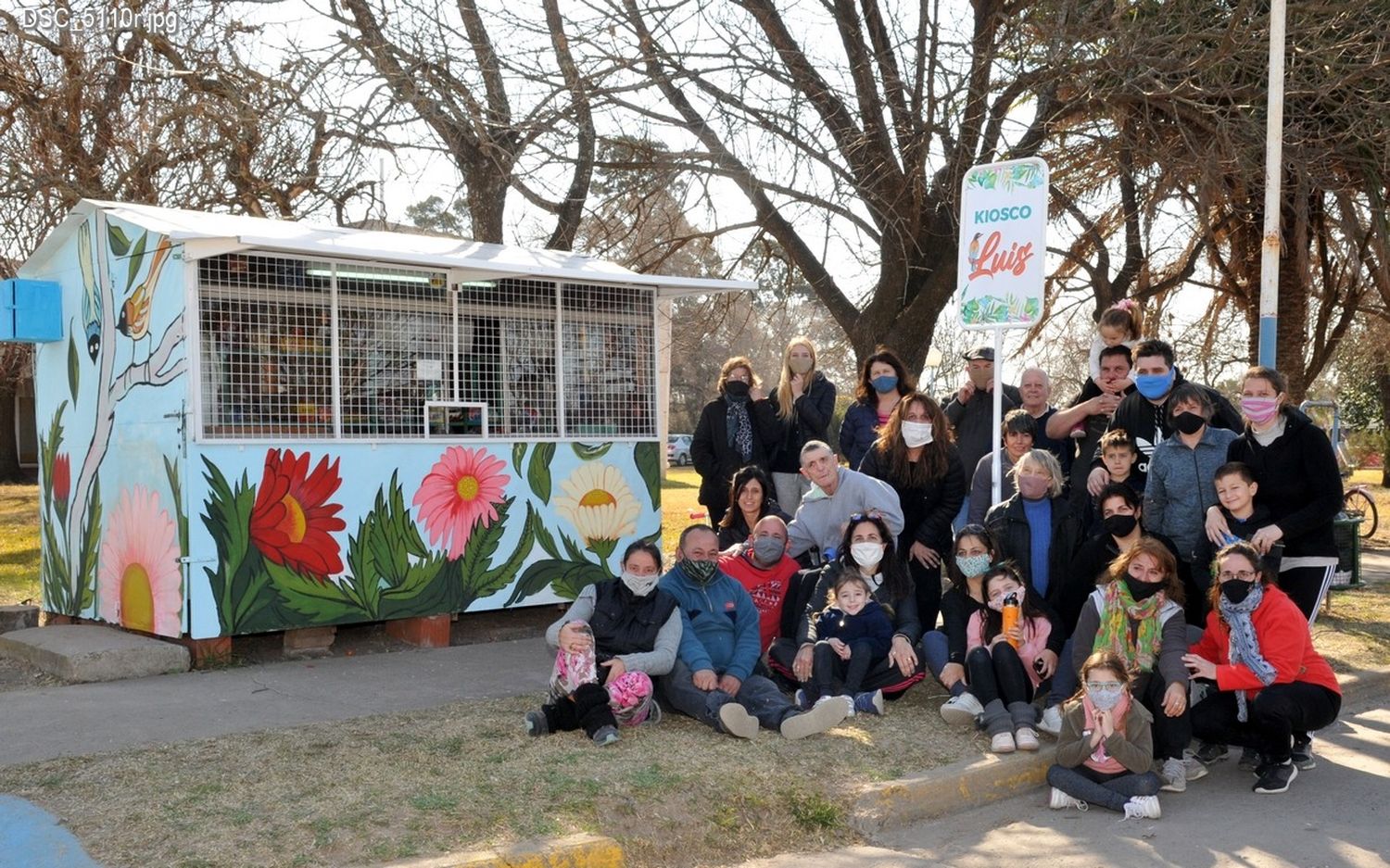 Tiene 66 años, una discapacidad y todo un pueblo se unió para sorprenderlo en el kiosco donde trabaja