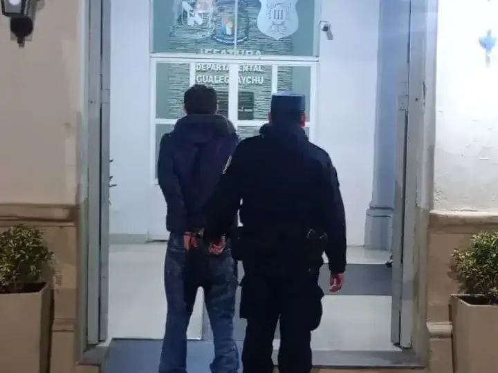 Dos jóvenes en moto protagonizaron una intensa persecución por las calles y rutas de Gualeguaychú: uno terminó detenido