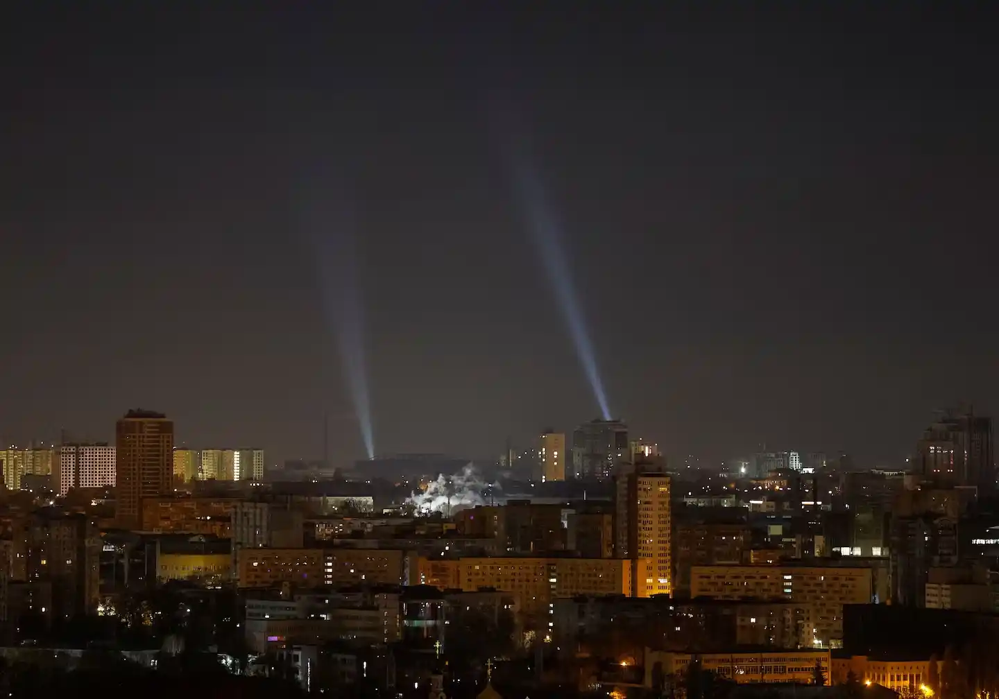 Las defensas de Kiev utilizan reflectores mientras buscan drones en el cielo de la ciudad durante un ataque ruso con drones. (Foto: REUTERS/Gleb Garanich)