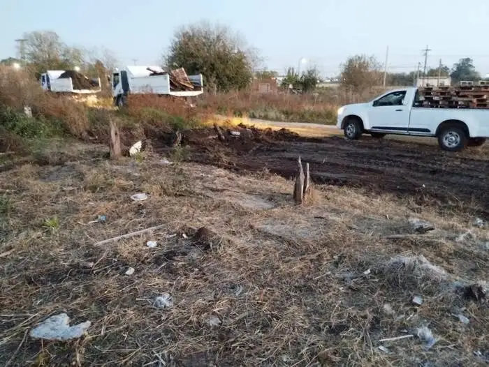 El desalojo en colaboración con camiones municipales (FOTO: Chacabuco en Red).