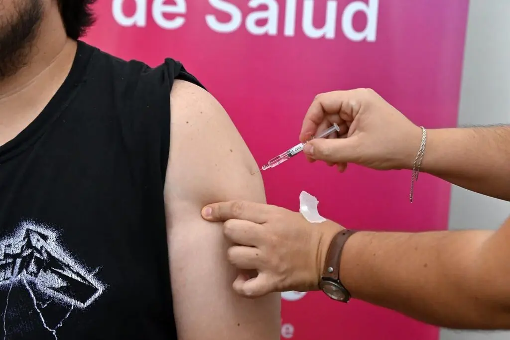 La campaña de vacunación antigripal ya alcanzó a casi 350.000 santafesinos