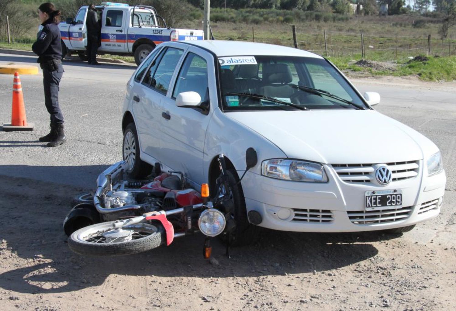 Chocaron un auto y una moto en avenida Actis y Casacuberta