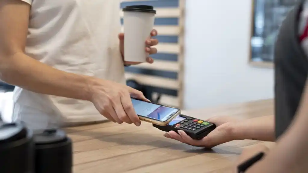 Gen Z: cómo maneja el dinero la generación que nunca tuvo monedero ni conoce el dinero en efectivo