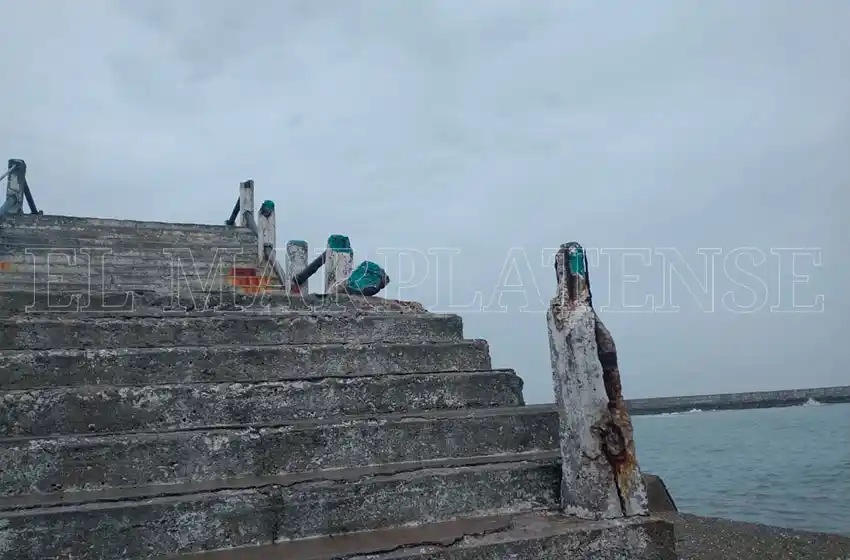 Alerta por el estado de abandono de la escollera norte: barandas podridas y ningún tipo de mantenimiento