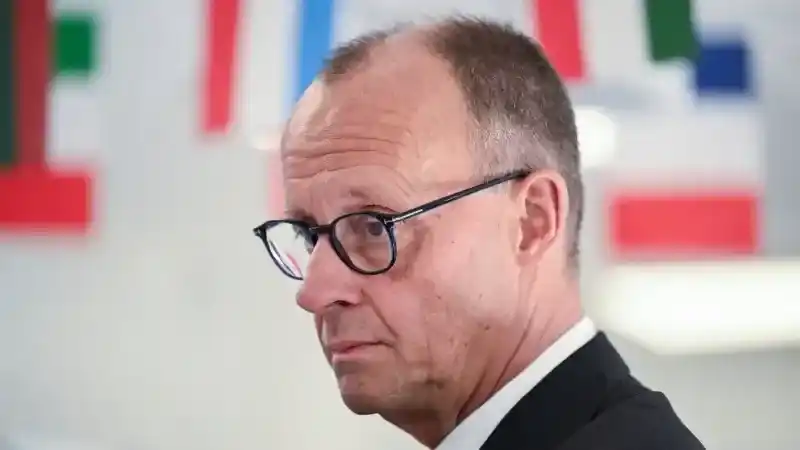 El canciller alemán, Friedrich Merz, durante su visita al instituto Carolus-Magnus-Gymnasium, en Marsberg, Alemania.