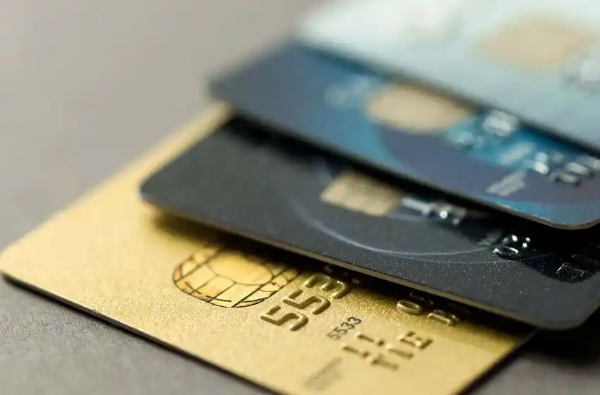 Dólar tarjeta: el Gobierno aumentó las percepciones un 155% a partir de este jueves