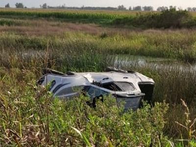 La camioneta terminó lateralizada en la banquina.