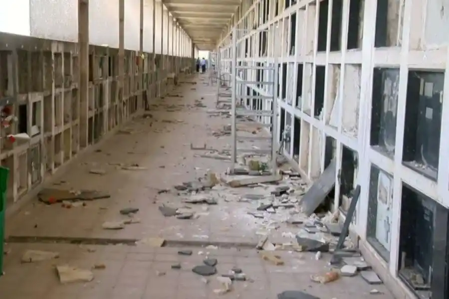 Sin piedad: robaron más de dos toneladas de bronce de un cementerio y destrozaron todo