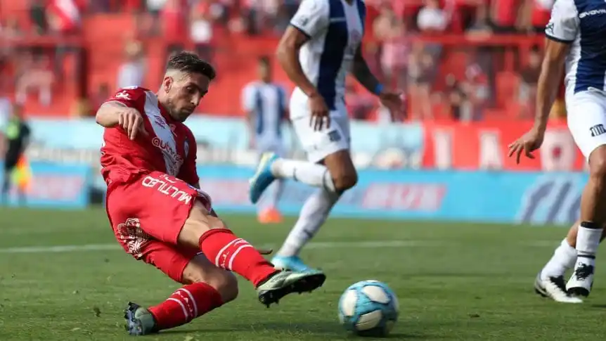 Argentinos venció a Talleres y le mandó toda la presión a Boca