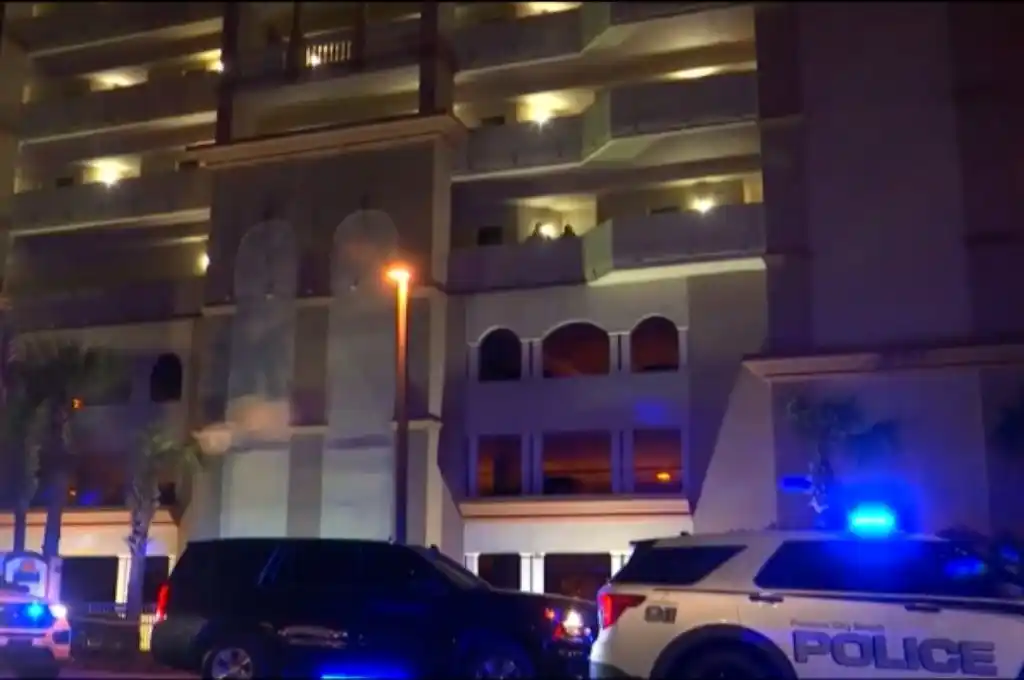 Un joven murió tras saltar con un paracaídas desde el piso 14 de un hotel